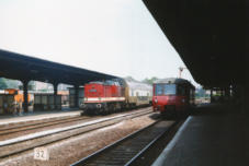 110.865-3 mit Doppelstockzug am Gleis 6 und 172.713-0 am Gleis4  Bahnhof Gsten am 24.06.1989